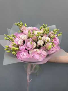 Букет из ранункулюса, розы кустовой, эустомы