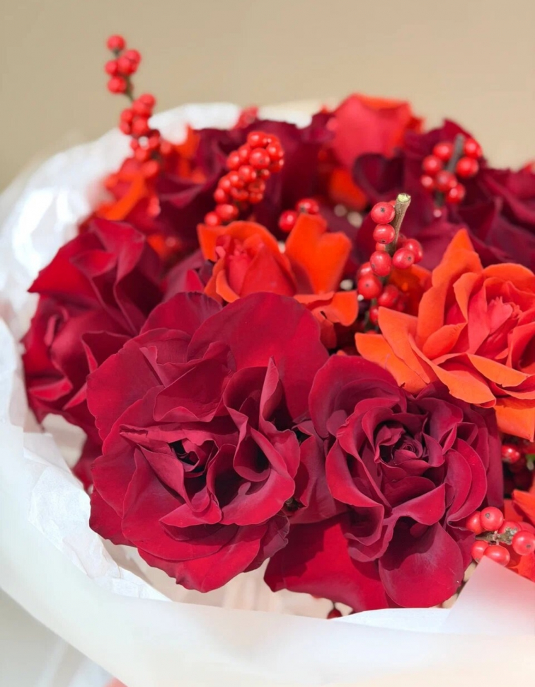 Букет из красных французских роз с Илексом. Размер М