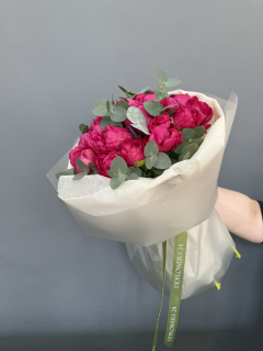 Букет из пионов и эвкалипта