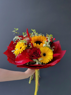 Букет из подсолнуха и антуриума 