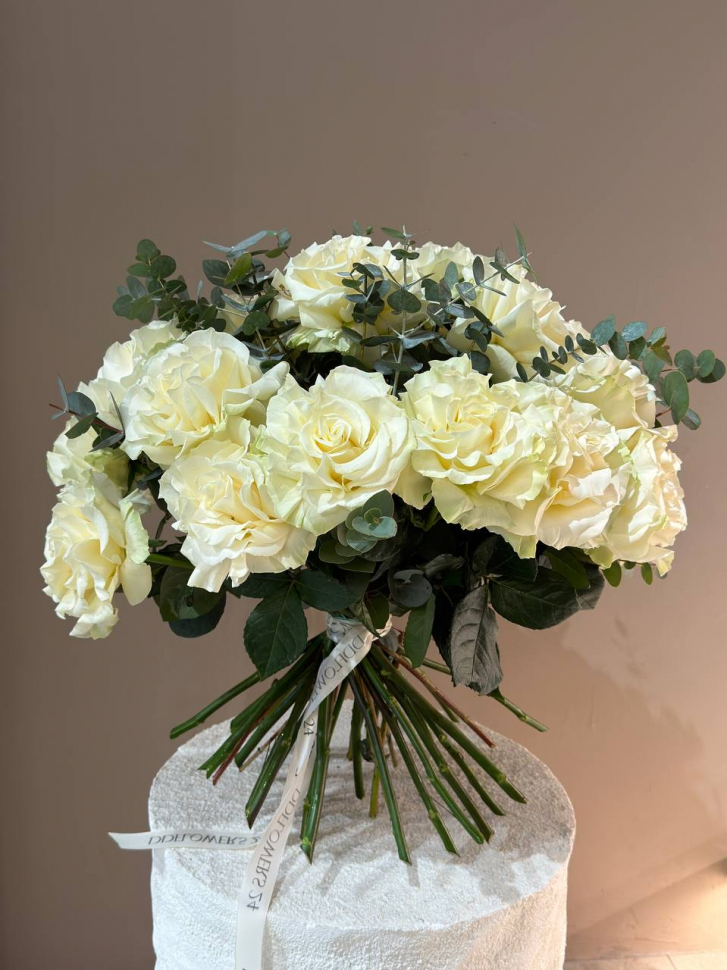 Букет из 17 белых французских роз с эвкалиптом. Размер L