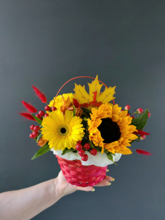 Корзина из подсолнуха и герберы 