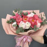 Букеты из пионов, ранункулюса и эвкалипта