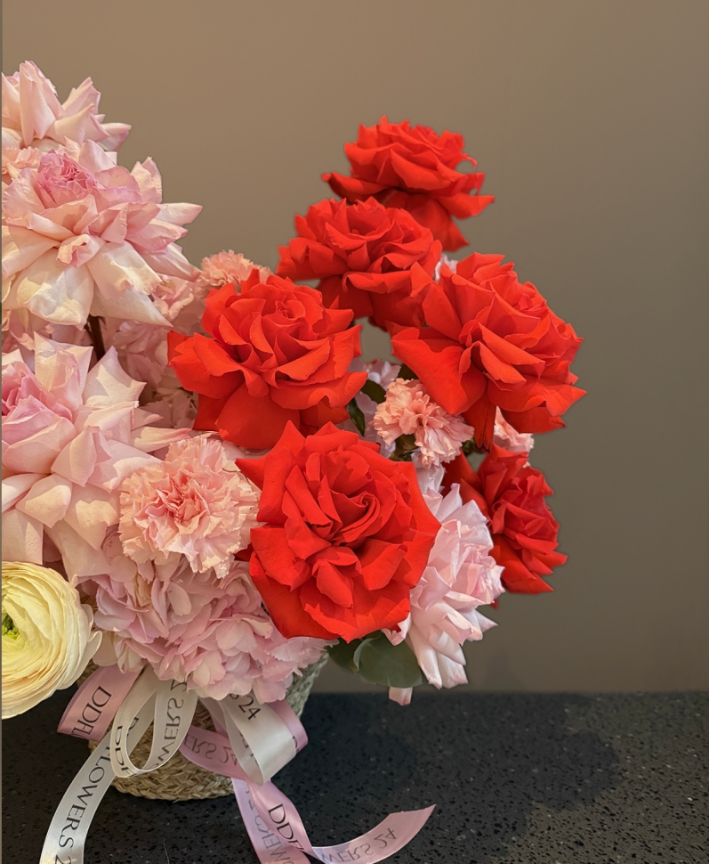 Композиция из ранункулюсов диантуса и розы. Размер М Композиция из ранункулюсов диантуса и розы. Размер М