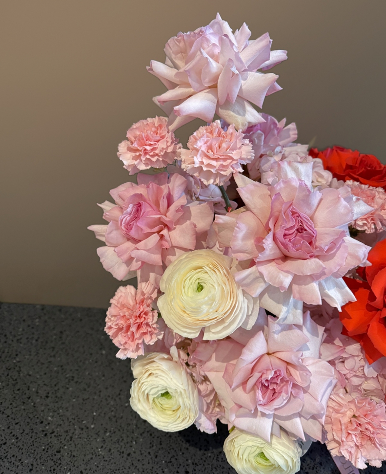 Композиция из ранункулюсов диантуса и розы. Размер М Композиция из ранункулюсов диантуса и розы. Размер М