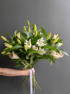 Букет из 9 белых лилий