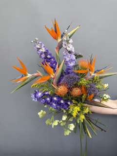 Букет из дельфиниума, леукоспермума, солидаго, хелеборуса, тразелиума