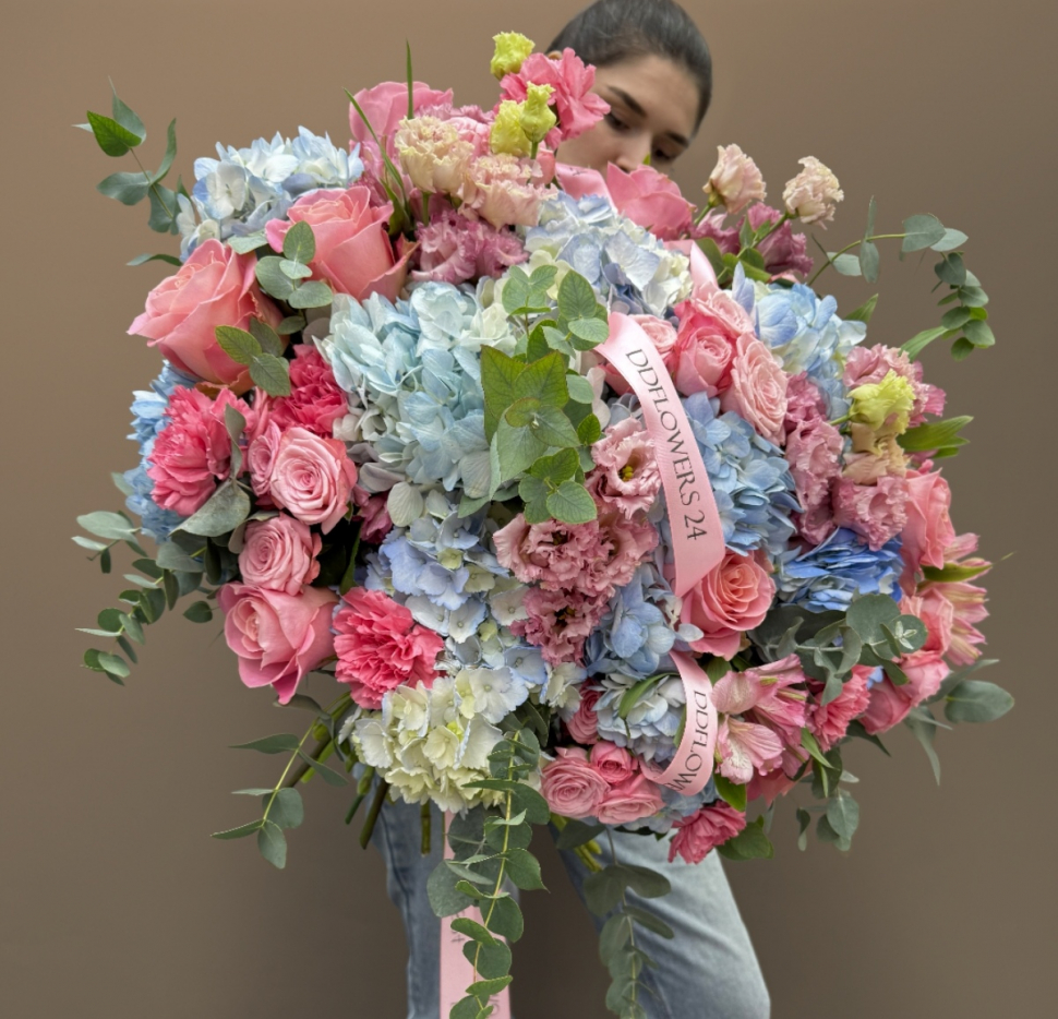 Букет из кустовой розы гортензии и эустомы. Размер L