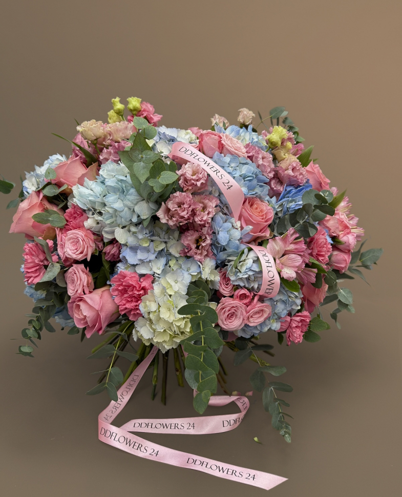 Букет из кустовой розы гортензии и эустомы. Размер L