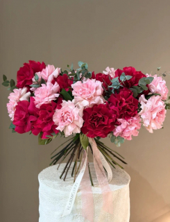 Букет из французских роз с эвкалиптом. Размер М