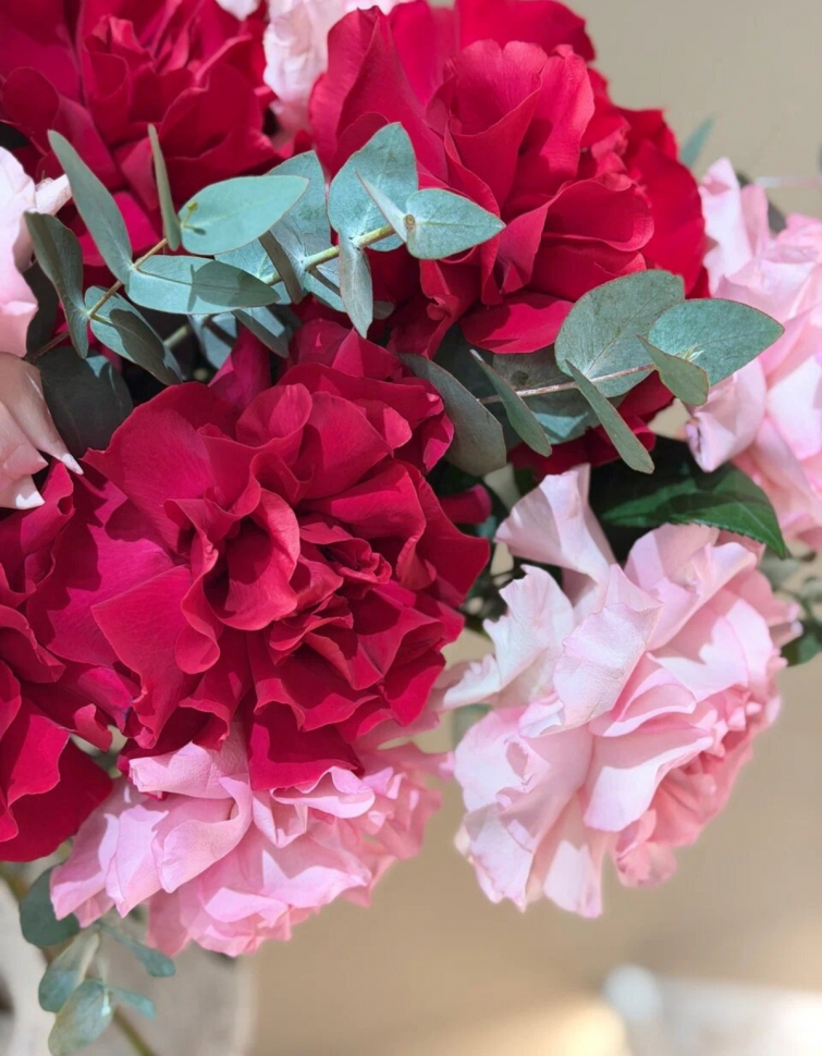 Букет из французских роз с эвкалиптом. Размер М