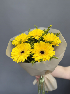 Букет на выпускной из герберы и солидаго