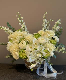 Композиция из ранункулюсов дильфиниума и розы. Размер М