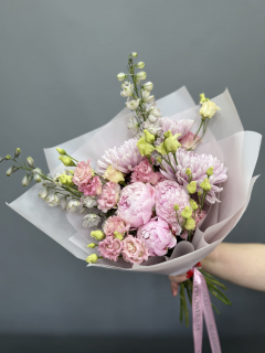 Букет на выпускной из пионов, хризантемы, дельфиниума и эустомы