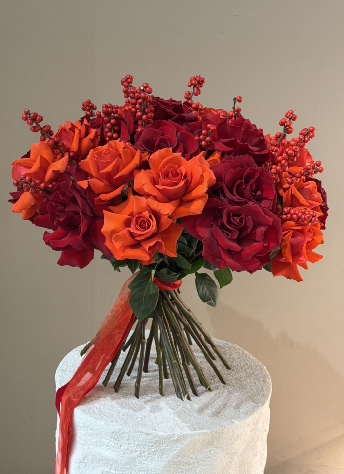 Букет из французских роз с илексом. Размер М