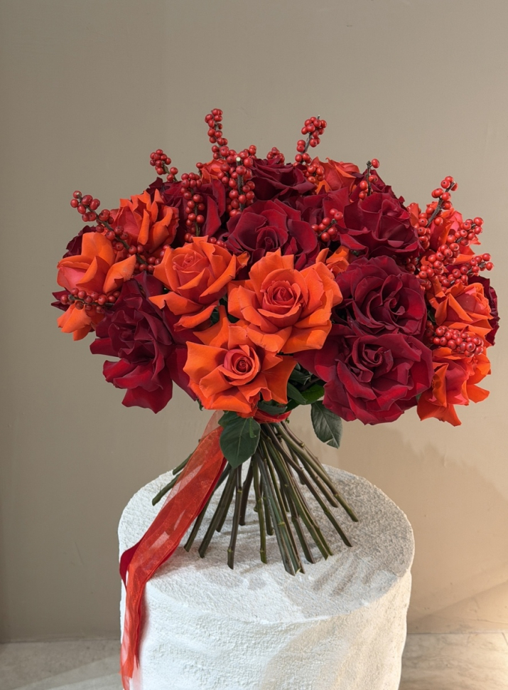 Букет из французских роз с илексом. Размер М