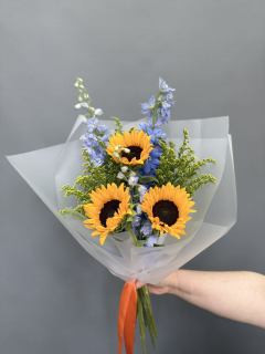 Букет на выпускной из подсолнуха, дельфиниума и солидаго