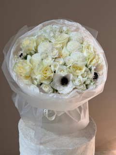 Букет из анемонов розы и хризантемы. Размер М