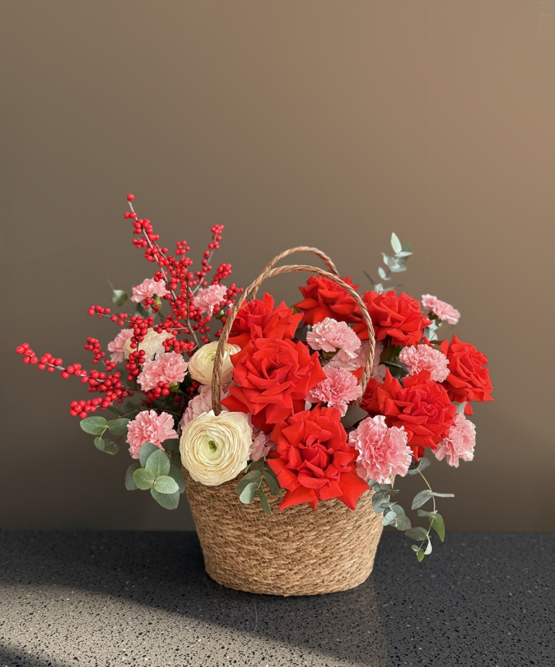 Композиция из гортензии Диантуса и розы. Размер М