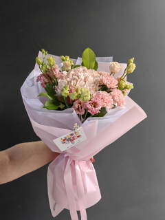 Букет из гортензии и эустомы