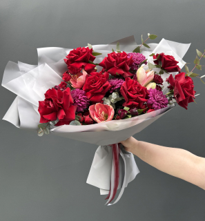 Букеты на выпускной из французской розы, амариллиса, хризантемы , эвкалипта, розы кустовой и альстромерии