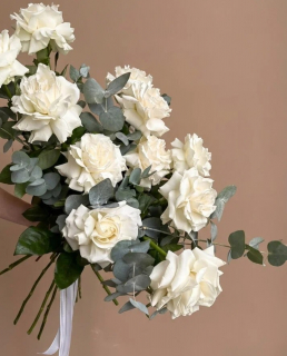 Букет из 11 белых французских роз с эвкалиптом