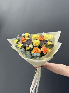 Букет на выпускной из диантуса, трахелиума и эвкалипта