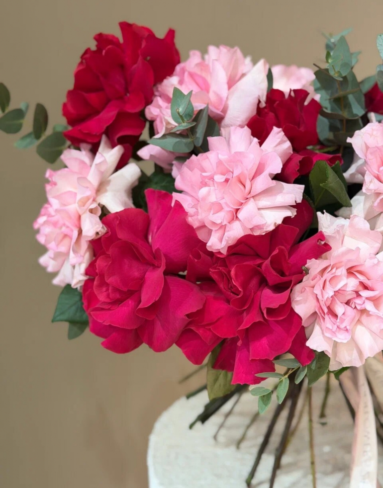 Букет из французских роз с эвкалиптом Букет из французских роз с эвкалиптом