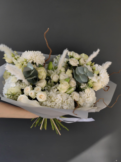 Букет из гортензии и кустовой розы