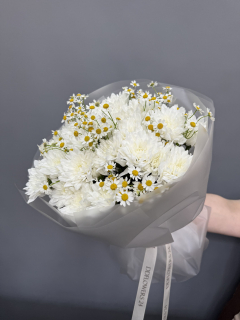 Букет на выпускной из хризантемы кустовой и танацетума