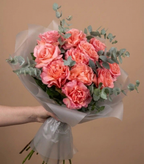 Букет из 11 французских роз с эвкалиптом 