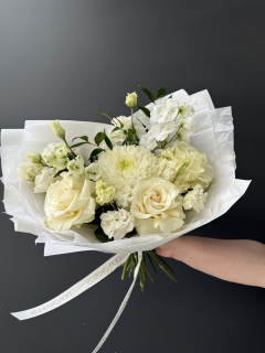 Букет на выпускной из хризантемы магнум, роза французской, эустомы и дельфиниума