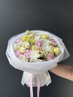 Букет на выпускной из пионов, хризантемы, эустомы и танацетума