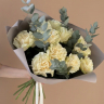 Букет из 9 белых французских роз с эвкалиптом Букет из 9 белых французских роз с эвкалиптом