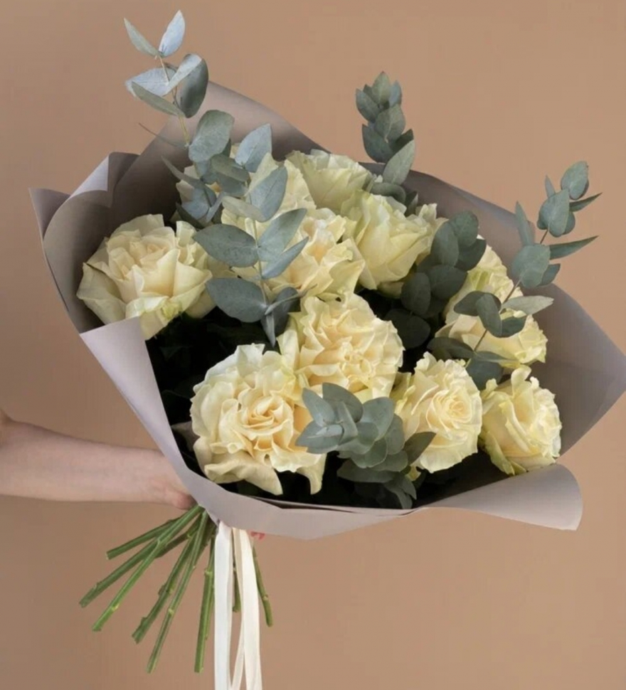 Букет из 9 белых французских роз с эвкалиптом Букет из 9 белых французских роз с эвкалиптом