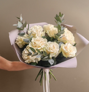 Букет из 9 белых французских роз с эвкалиптом 