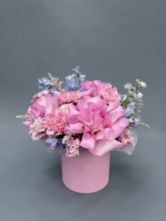 Шляпная коробка из французской розы, диантуса, дельфиниума и эустомы