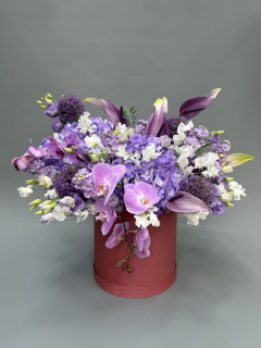 Шляпная коробка из антуриума, гортензии, орхидеи, эустомы, латируса и маттиолы