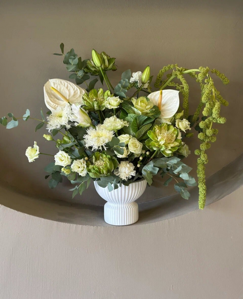 Интерьерная композиция из антуриума и пионовидной розы 