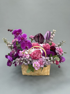Корзина из антуриума, орхидеи, розы, гортензии, эустомы, дельфиниума