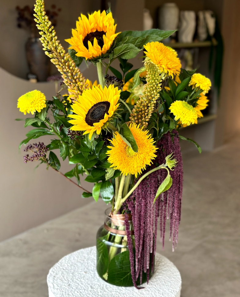 Интерьерная композиция из подсолнуха и амаранты
