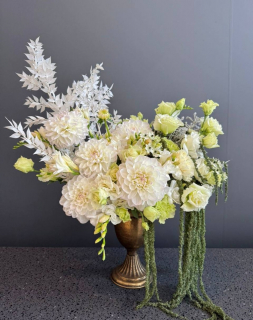 Интерьерная композиция из георгины эустомы и амаранты 