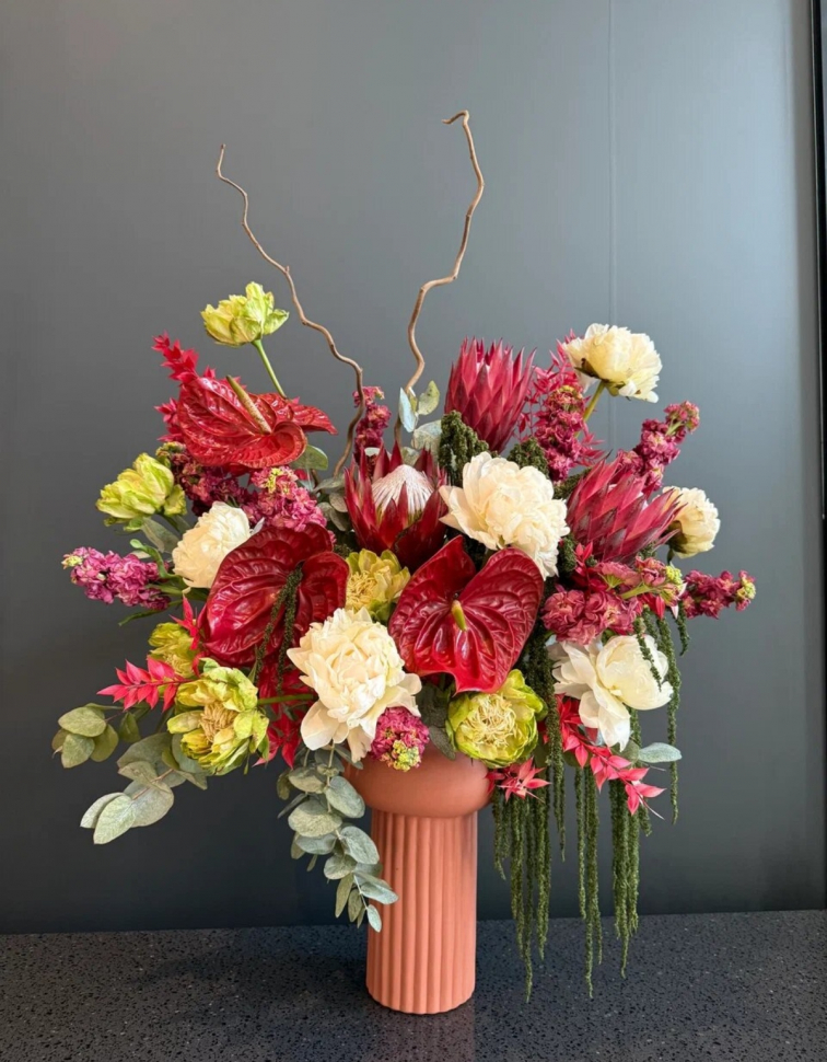 Интерьерная композиция из антуриума и протеи 