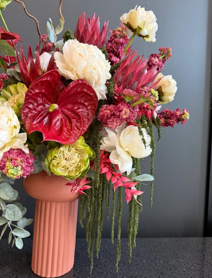 Интерьерная композиция из антуриума и протеи 