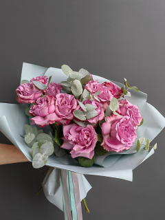 Букет из 11 французских роз с эвкалиптом