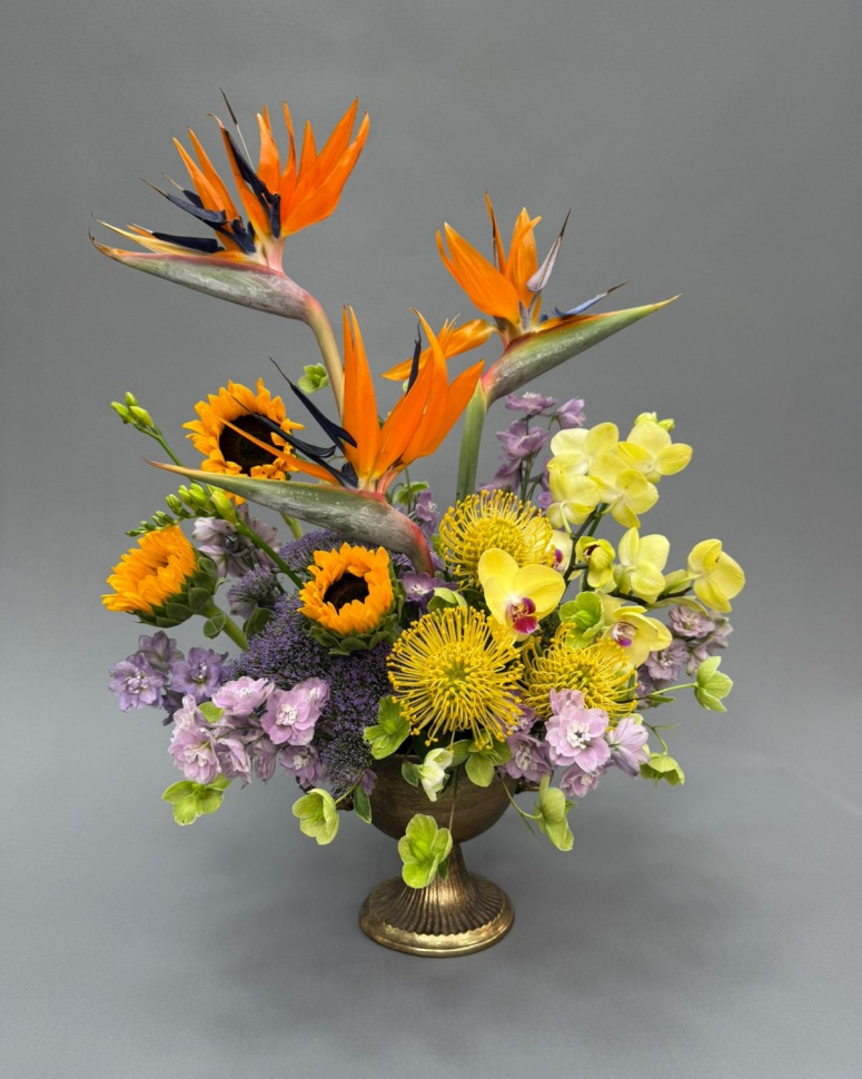 Интерьерная композиция из стрелиции подсолнуха и орхидеи