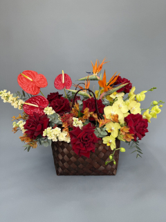 Корзина из стрелеции, антуриума, орхидеи, розы и маттиолы
