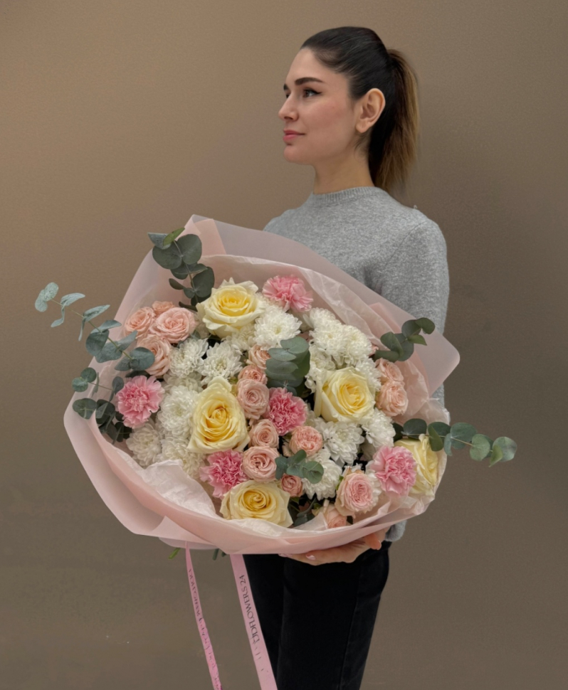 Букет из хризантемы кустовой розы и диантуса