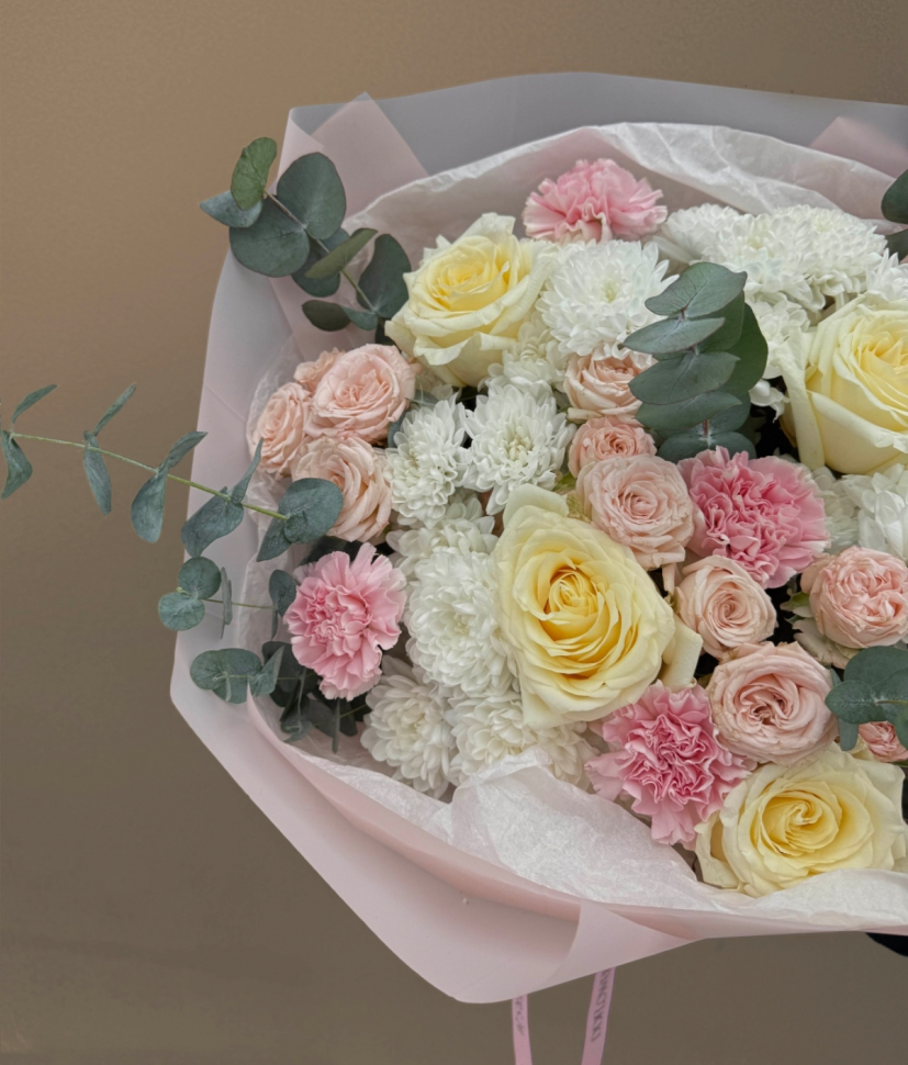 Букет из хризантемы кустовой розы и диантуса Букет из хризантемы кустовой розы и диантуса