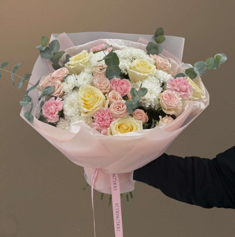 Букет из хризантемы кустовой розы и диантуса Букет из хризантемы кустовой розы и диантуса